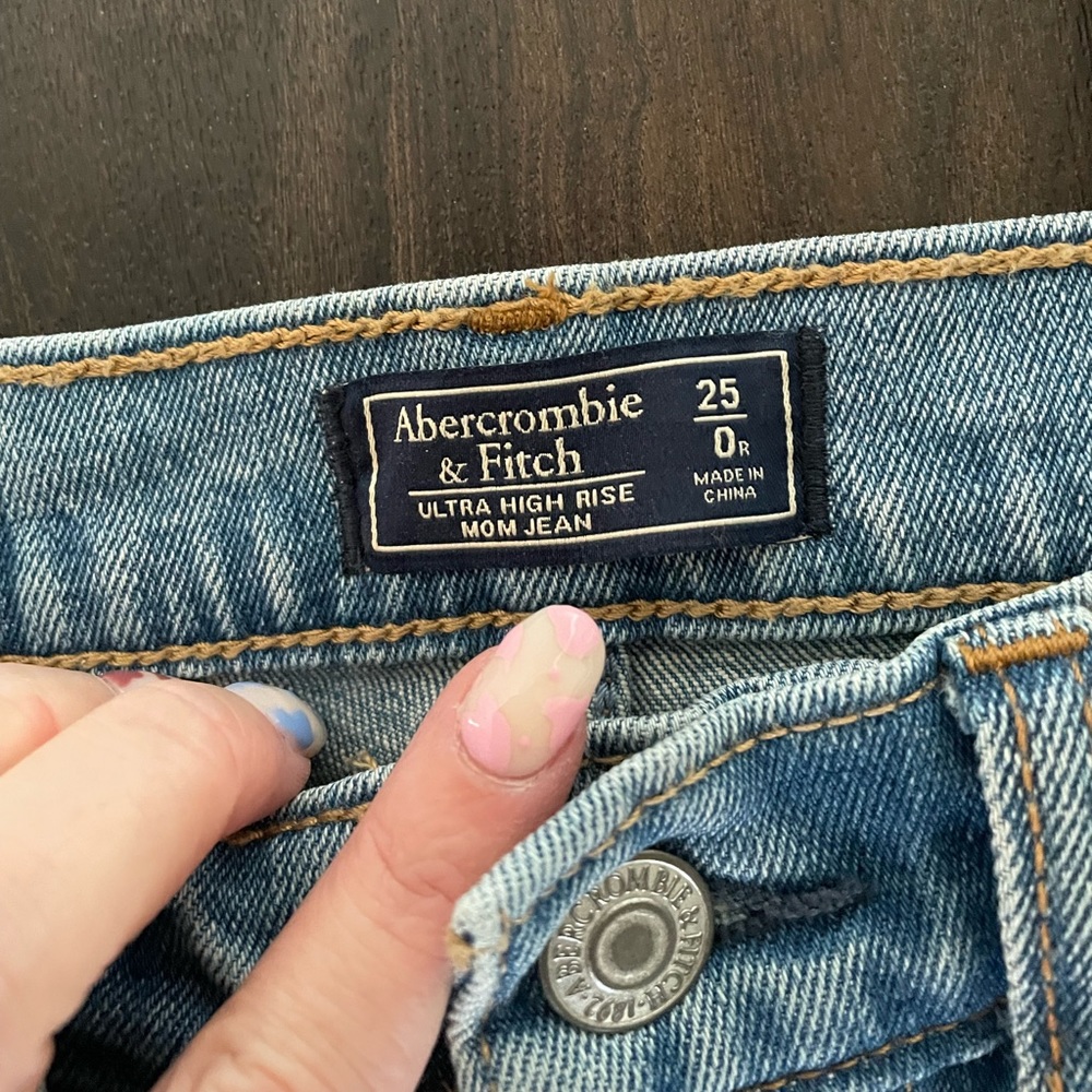 Abercrombie & Fitch Ultra High Rise Mom Jean